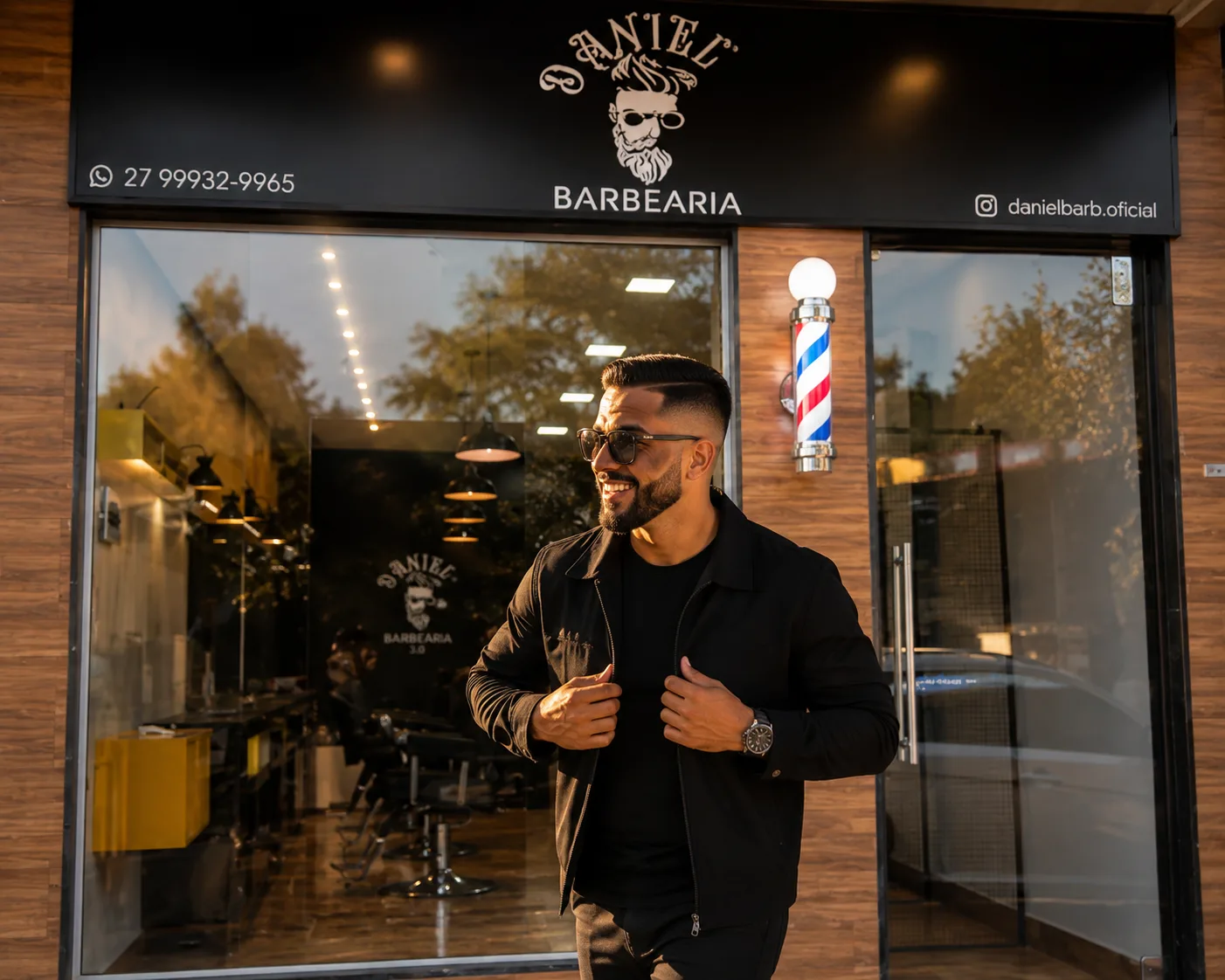 Cliente saindo satisfeito da barbearia